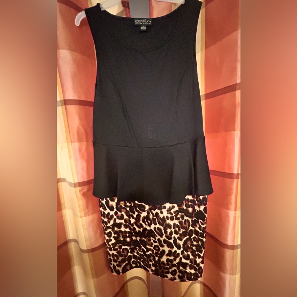 Women’s sleeveless party dress!🖤